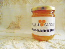 Charger l'image dans la galerie, In Sardegna il millefiori è tipicamente un miele di macchia mediterranea, vegetazione caratterisitica dell’isola. L’erica Arborea, la lavandula, l’asfodelo, i cardi selvatici e il rosmarino uniti riescono a creare un mix originale e delizioso.La sua caratteristica principale è quella di cambiare sapore ogni anno regalando a chi lo degusta una sorpresa continua, mantenendo l’aroma caratteristico che lo distingue dai millefiori di altre regioni.