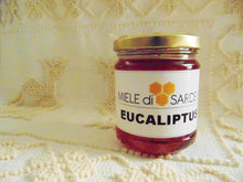 Charger l'image dans la galerie, Il miele d’eucalipto è prodotto dalle api grazie ai fiori dell’eucalyptus.Il miele d’eucalyptus è leggermente ambrato, ma può essere più o meno scuro in relazione al periodo in cui viene smielato. Durante la fase di cristallizzazione il miele cambia aspetto e diventa più chiaro, quasi color avorio. Acquista anche maggiore densità con cristalli di piccole e medie dimensioni.Il sapore è non troppo dolce, con una nota salata, che si sposa benissimo con formaggi dal sapore leggermente acidulo.