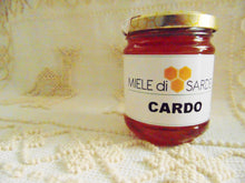 Charger l'image dans la galerie, Il miele di cardo sardo presenta una colorazione molto ambrata e quando cristallizza tende a schiarirsi di diverse tonalità. La cristallizzazione avviene poco tempo dopo la raccolta e tende ad essere molto compatta.Il sapore del miele di cardo è molto deciso e particolare. L’aroma è speziato, richiama la cannella e la noce moscata, nonostante sia presente una nota floreale molto dolce che ricorda le marmellate di frutti rossi.