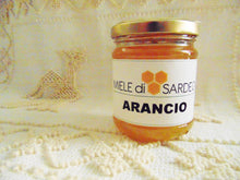 Charger l'image dans la galerie, Tra le varie tipologie di miele che troviamo in commercio, il miele d’arancio si caratterizza per la ricchezza di vitamina B12, la quale è conosciuta in ambiente medico per gli effetti positivi che la stessa determina sul sistema nervoso e sul cervello. La vitamina B12 è infatti utilizzata per alleviare la sindrome da affaticamento cronico, dà vigore e migliora anche l’appetito.  Per questo il miele di arancio è particolarmente indicato per chi vuole ottenere un effetto rilassante e rigenerativo