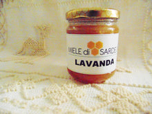 Charger l'image dans la galerie, Una produzione veramente di nicchia, che arriva esclusivamente dalla Foresta Demaniale di Filigosu ad Oschiri, gestita dall’Ente Foreste sardo.  La lavanda selvatica o lavandula stoechas è una pianta aromatica che in primavera fa sbocciare particolari fiori di un bellissimo viola. La si trova per lo più vicino ai boschi, in zone fresche e più ricche d’acqua rispetto alla media sarda.  Come la pianta da cui nasce, il miele di lavanda ha proprietà antisettiche e cura le punture d’insetto e l’insonnia.
