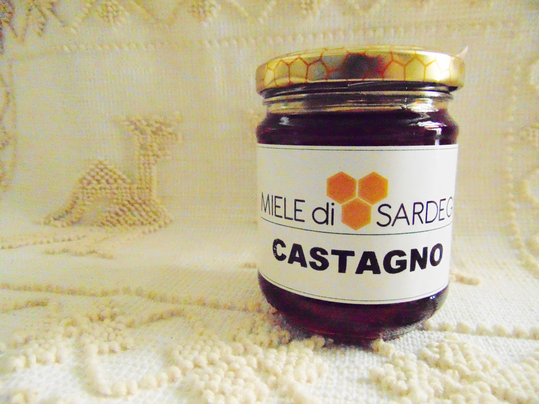 Miele di castagno Il castagno è diffuso in Sardegna nelle zone di montagna, soprattutto nella Barbagia di Ollolai, di Belvì e di Seulo. La fioritura avviene tra maggio e giugno.  Il miele di castagno è molto scuro e ha un sapore intenso che ricorda il caramello e lo zucchero di canna. Piacerà agli amanti del miele di cardo. Puoi usarlo per regalare alle sebadas un tocco di personalità in più.  Se ne produce molto poco e soprattutto nel Nuorese.